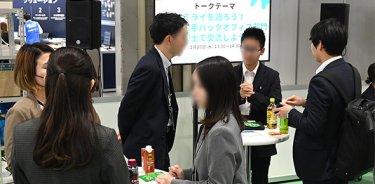 交流ラウンジの様子①