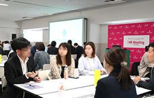 交流ラウンジの様子①