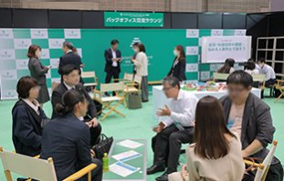 交流ラウンジの様子②