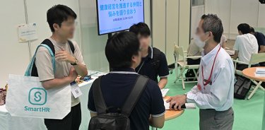 交流ラウンジの様子①